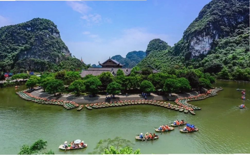 Khu du lịch sinh thái Tràng An với những dòng sông uốn lượn và núi đá vôi hùng vĩ