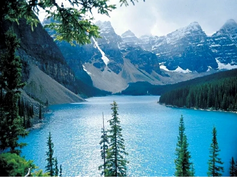 Khung cảnh đẹp mê mẩn của vườn quốc gia Banff với Hồ Moraine