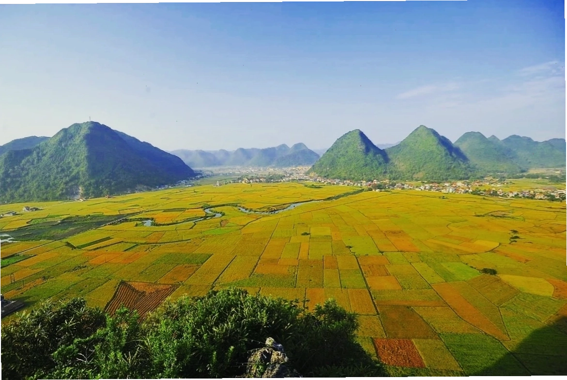 Khung cảnh Hồ Gươm thơ mộng vào buổi sớm