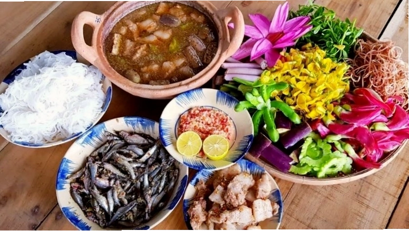 Lẩu mắm cá linh với các loại rau và cá đồng