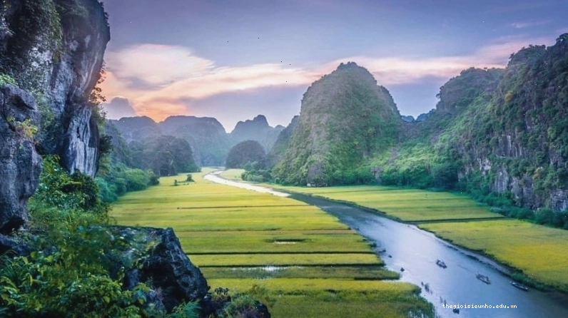 Mẫu tranh in phong cảnh với nhà cổ và cây cầu
