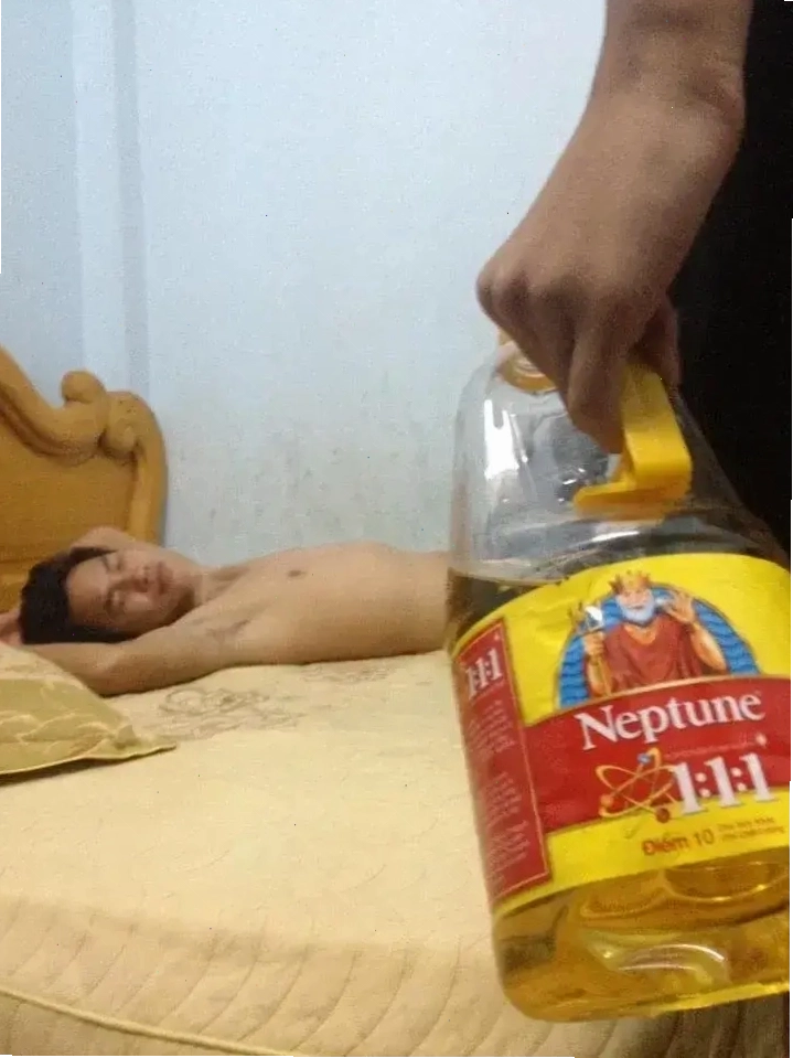 Meme dầu ăn thông đít ám chỉ tình huống khó nói cực lầy