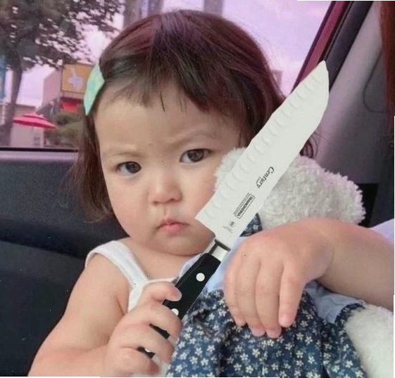 Meme em bé cầm dao nhỏ tạo dáng đe dọa