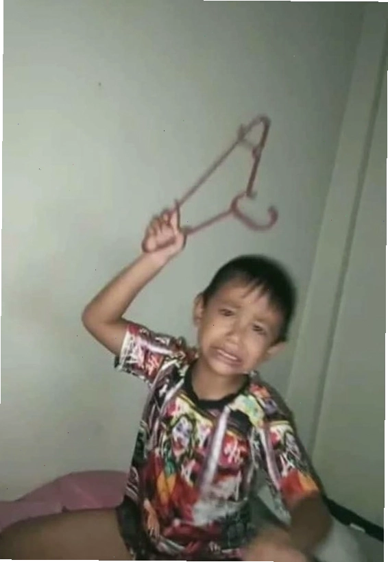 Meme em bé cầm vật dụng, như đang thể hiện thái độ