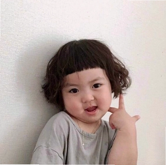 Meme em bé cười tươi tắn, đầy niềm vui