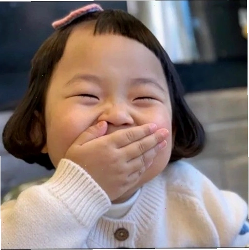 Meme em bé đang cười tươi rạng rỡ