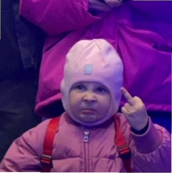 Meme em bé đang làm mặt giận dữ, như muốn 'chửi' ai đó