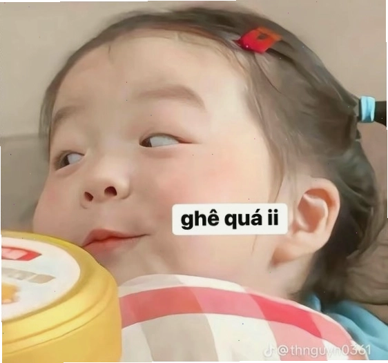 Meme em bé đang nghịch ngợm, chọc ghẹo