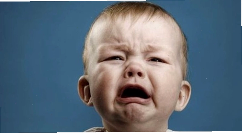 Meme em bé khóc, thể hiện sự phụng phịu đáng yêu