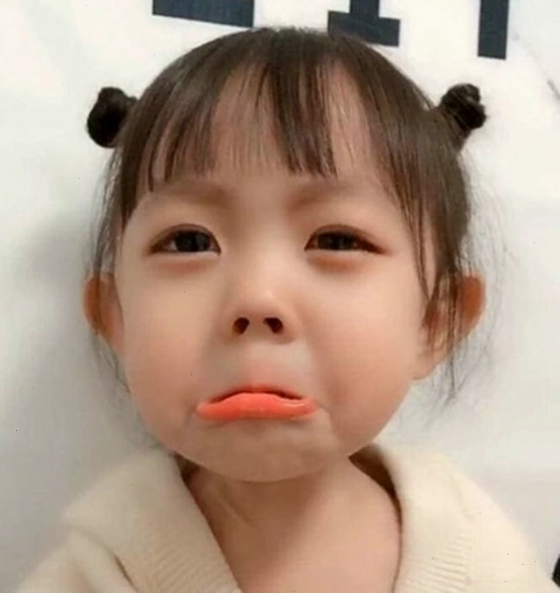 Meme em bé khóc với ánh mắt cầu khẩn
