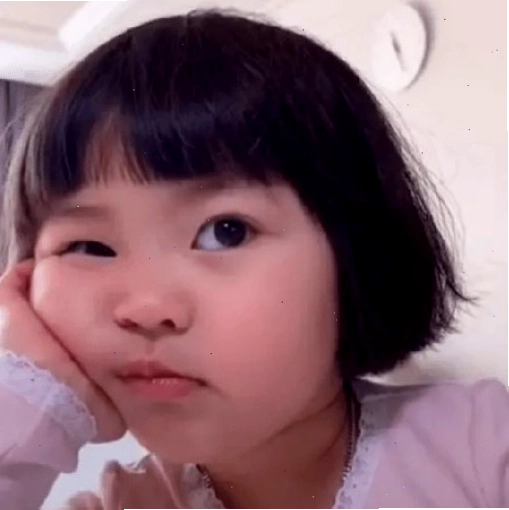 Meme em bé mặt chán nản thể hiện sự mệt mỏi