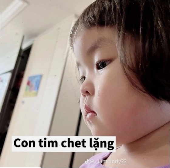 Meme em bé với biểu cảm bất ngờ, như 'chết lặng'