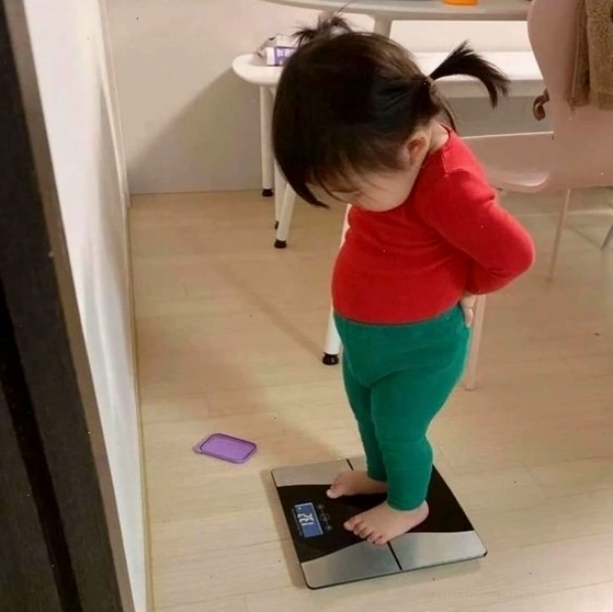 Meme em bé với vẻ mặt nghiêm túc, như đang 'cân nhắc' điều gì đó