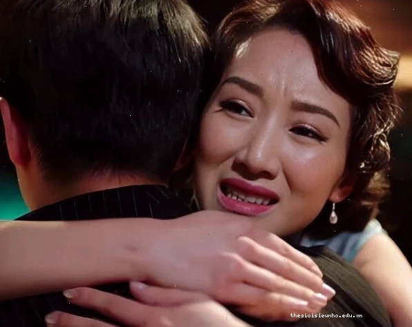 Meme vợ ôm chồng khóc thể hiện sự thấu hiểu