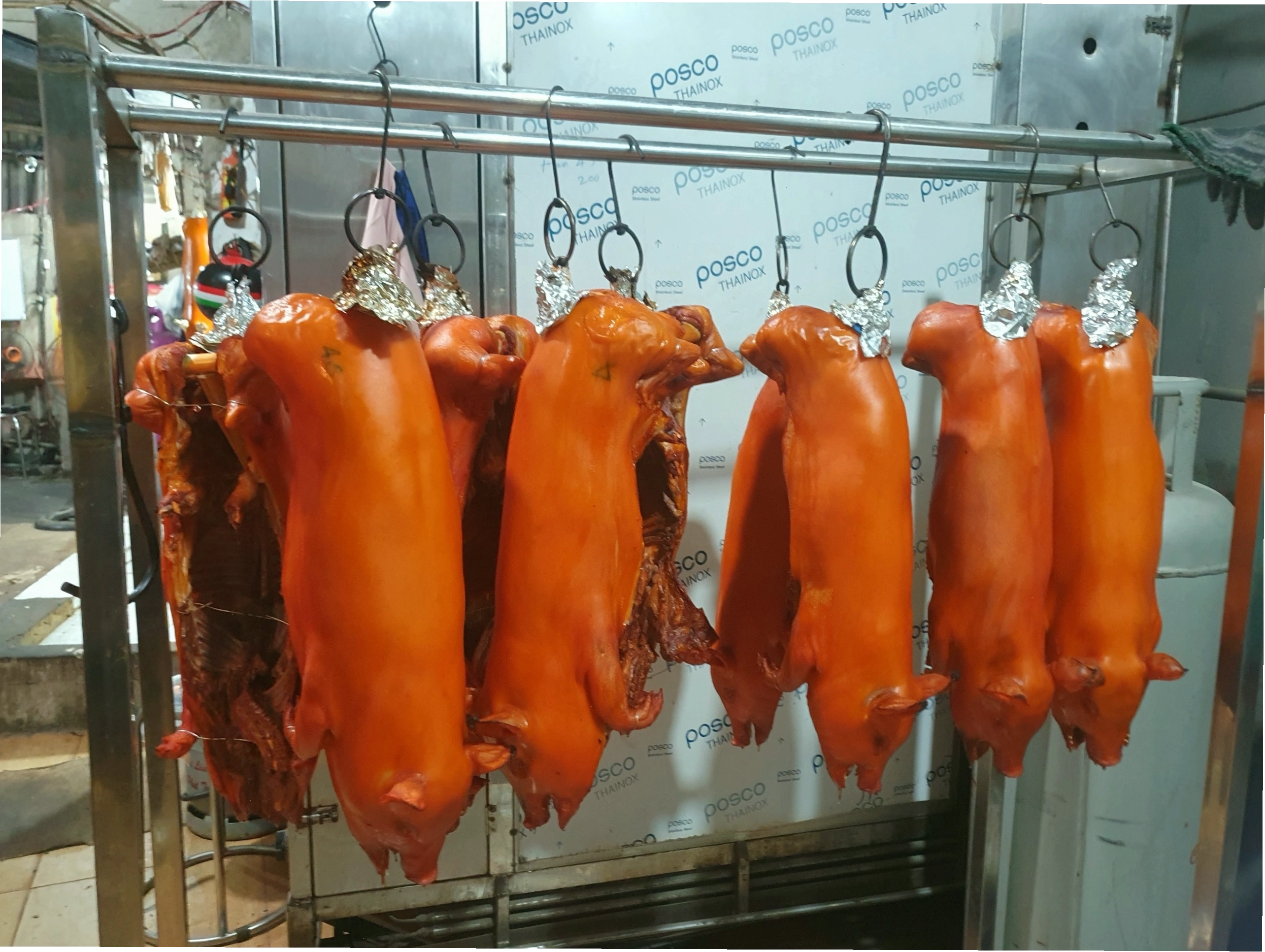 Miếng heo sữa quay vàng óng bắt mắt