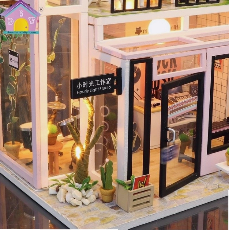 Mô hình nhà mini với chi tiết ban công và cửa sổ tinh tế