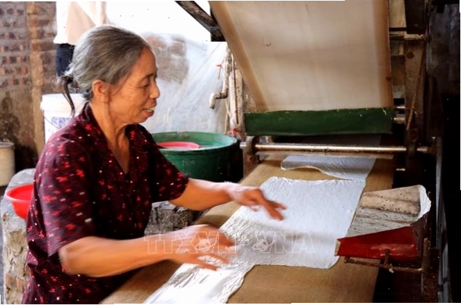 Món bánh cuốn Mão Điền hấp dẫn trong khay