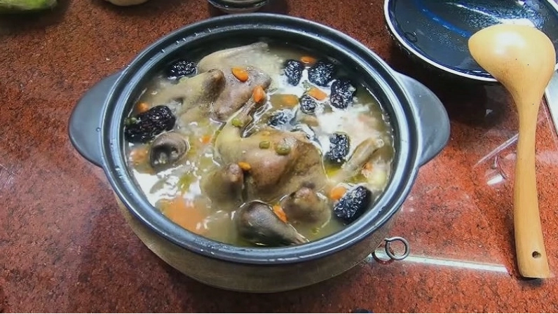 Món bồ câu hầm hạt sen hấp dẫn và bổ dưỡng