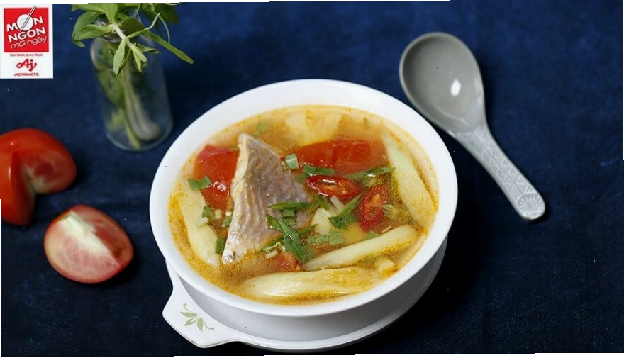 Món canh chua cá diêu hồng hấp dẫn trên mâm cơm gia đình