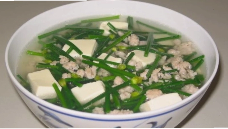 Món canh hẹ nấu đậu hũ non dễ làm có vị thanh, ngọt