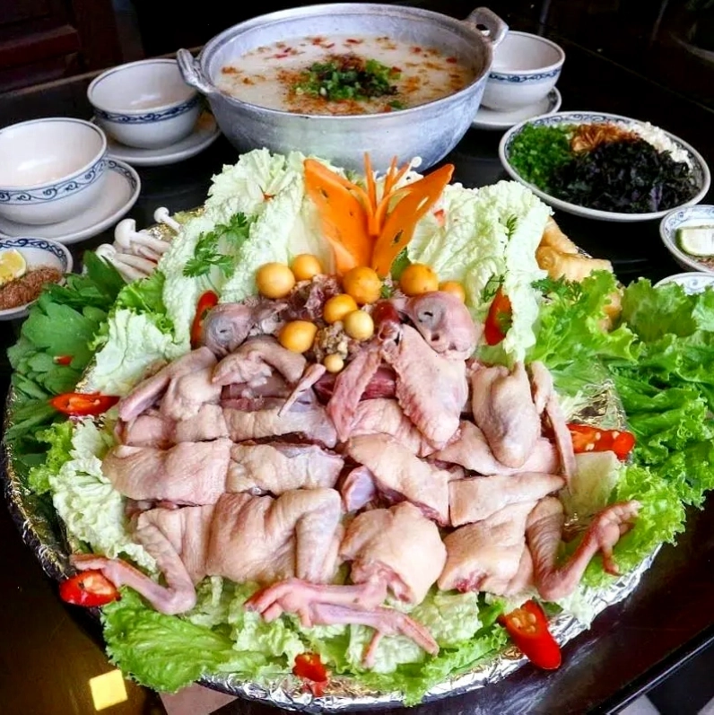 Món lẩu chim bồ câu hấp dẫn với nước dùng ngọt thanh