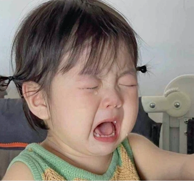 Một meme em bé đang khóc với biểu cảm rất buồn bã