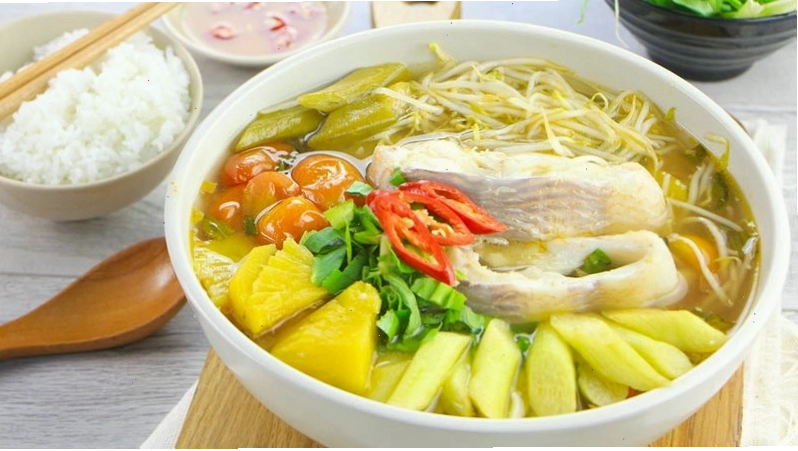 Nấu chín cá diêu hồng trong nước canh chua