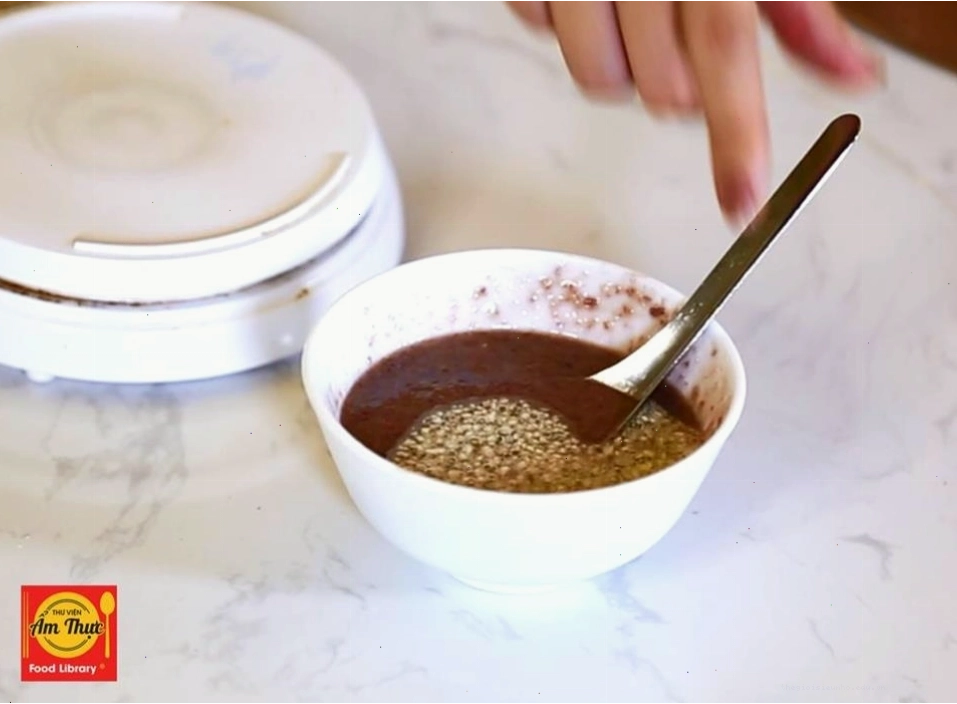Nấu giò heo giả cầy trên bếp cho đến khi mềm nhừ