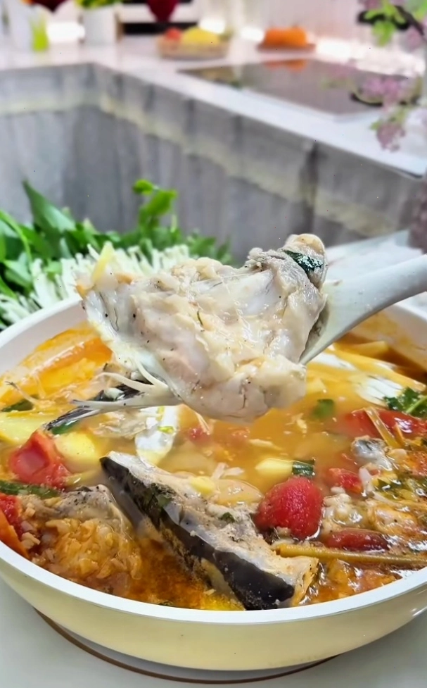 Nấu lẩu đầu cá hồi thơm ngon tại nhà