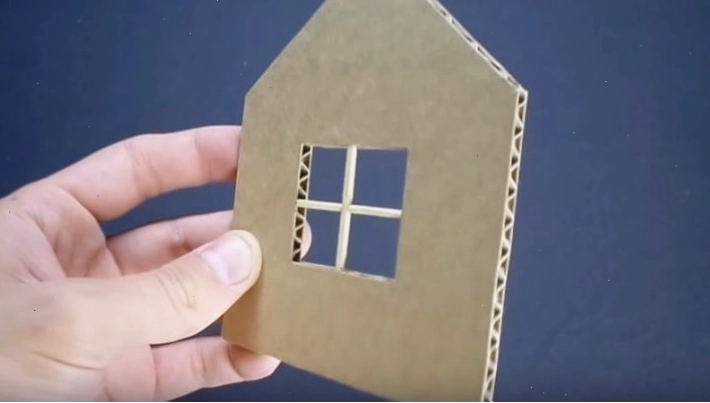 Ngôi nhà bằng giấy carton với chi tiết cửa sổ và mái nhà độc đáo