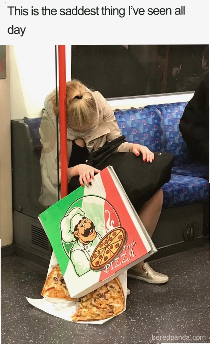Người ngủ gật trên tàu với hộp pizza rơi