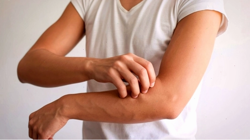 Người nông dân mang đồ bảo hộ khi sử dụng thuốc trừ sâu