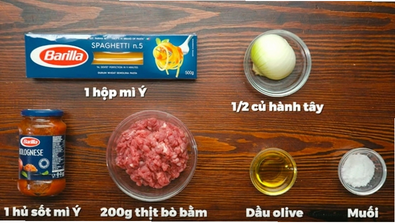 Nguyên liệu mì Ý với sốt pha sẵn và tự làm