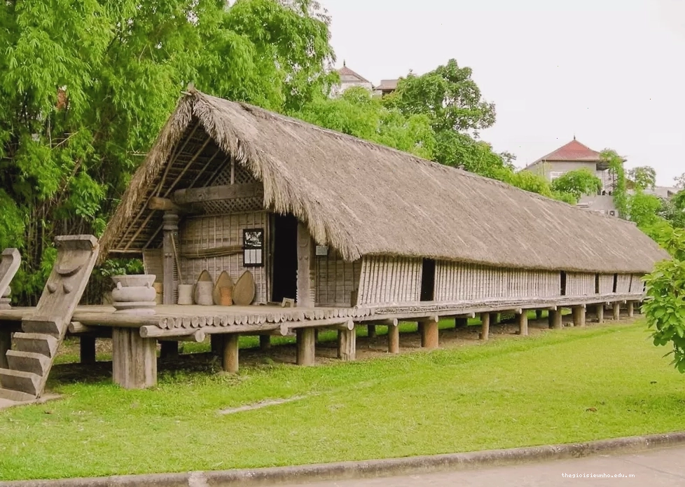 Nhà sàn truyền thống của người Ê Đê