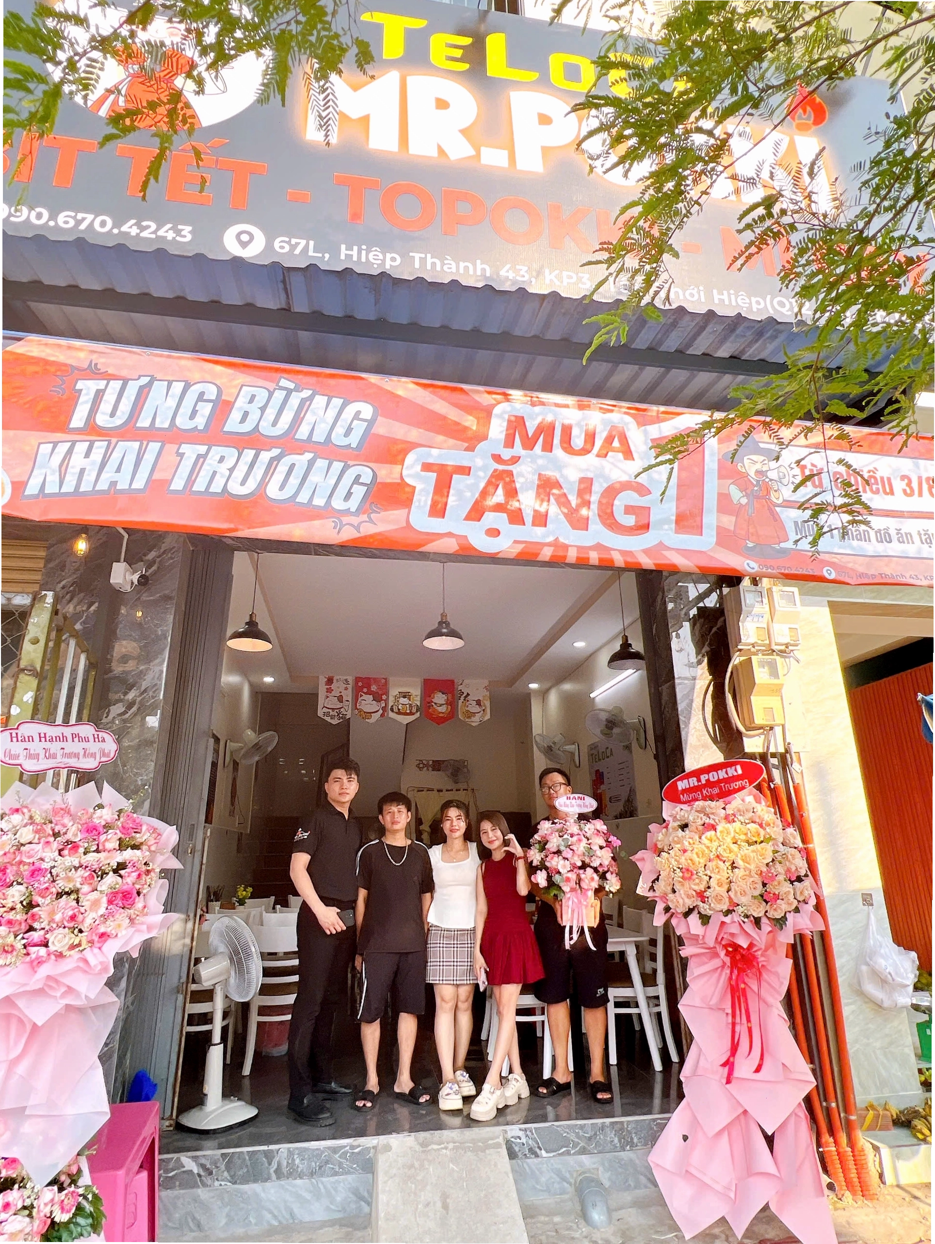 Nhân viên chuẩn bị món ăn tại quầy
