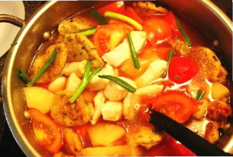 Nồi nước dùng bún chả cá với đầy đủ màu sắc hấp dẫn
