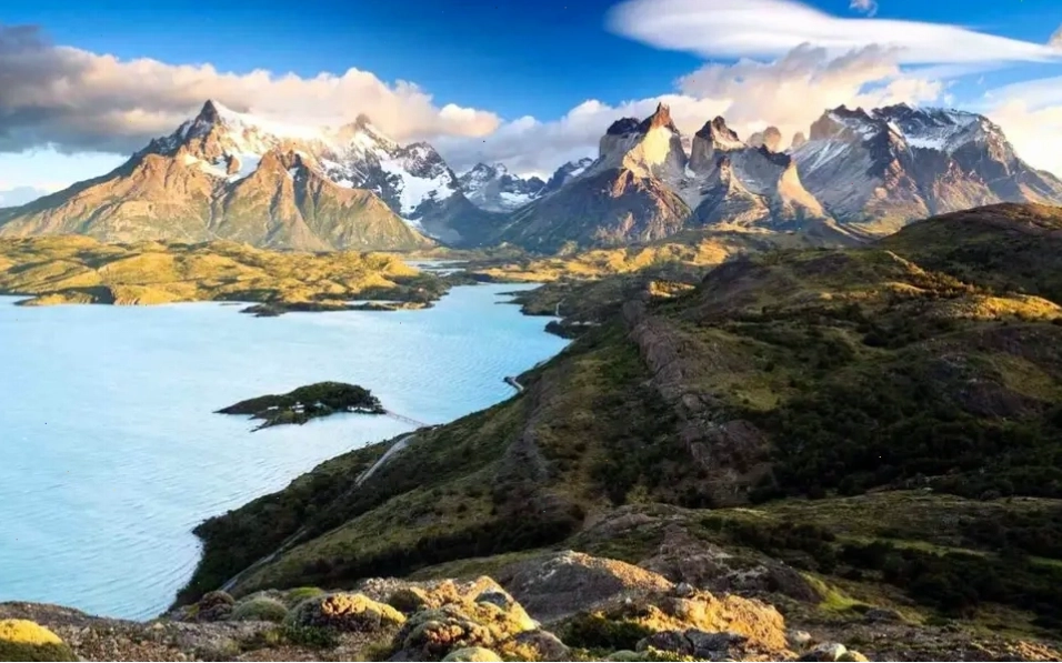 Phong cảnh hùng vĩ của Patagonia với núi non và sông băng