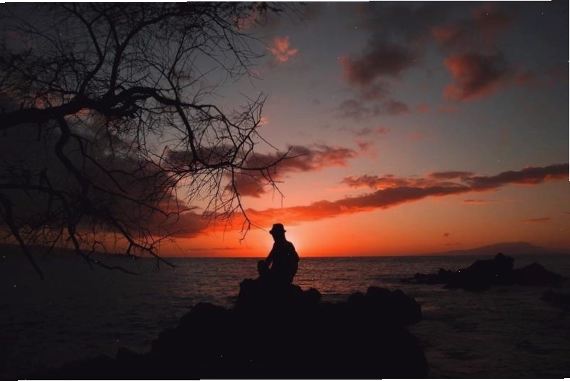 Phong cảnh lofi huyền ảo với gam màu tím đặc trưng