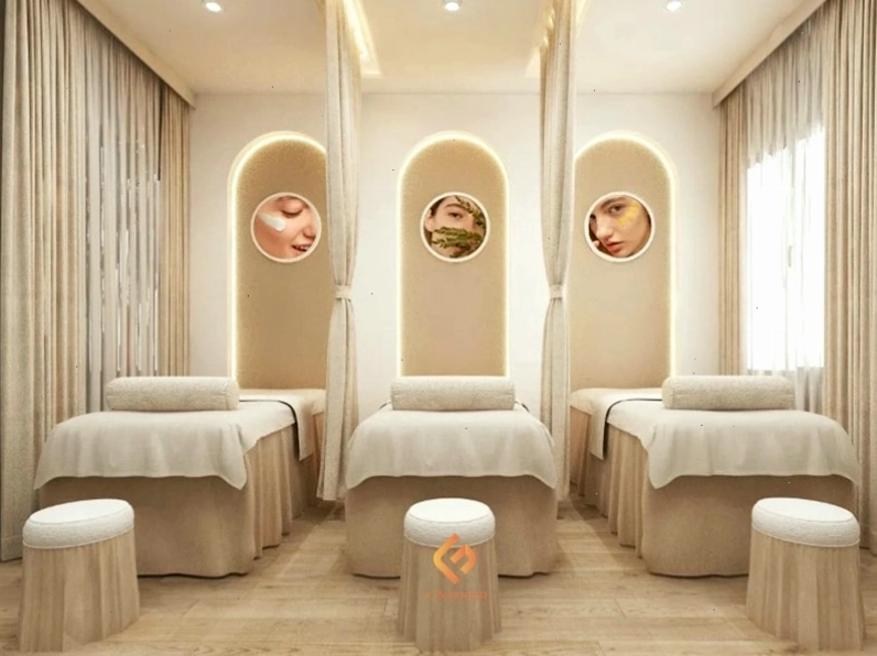 Phòng spa nhỏ với ánh sáng vàng dịu nhẹ từ đèn trần và đèn bàn