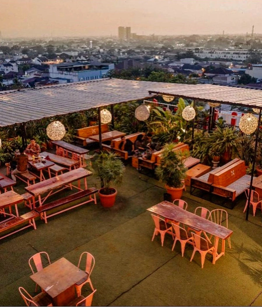Quán cafe sân thượng phong cách Tropical với nhiều cây xanh