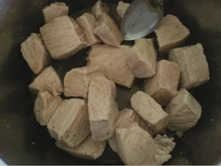 Rang thịt trên lửa nhỏ cho đến khi chà bông khô tơi