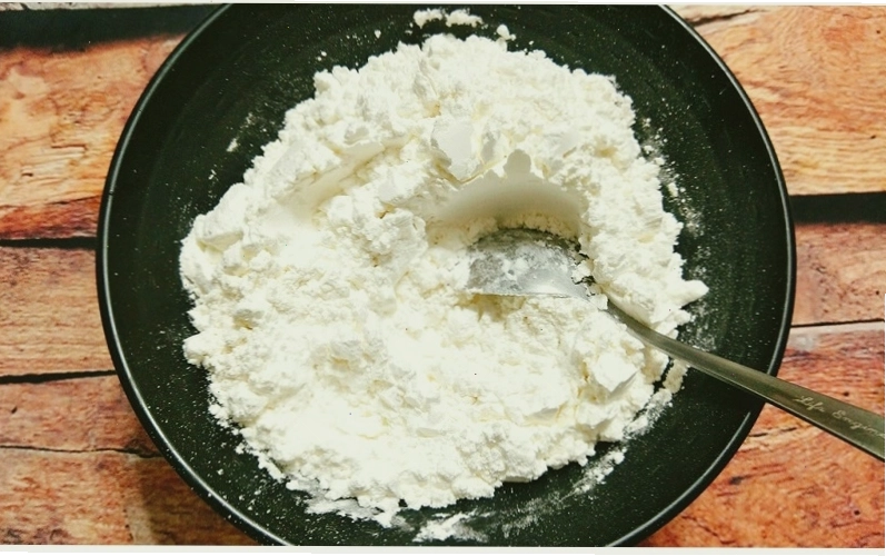 Rây mịn bột mì cho vào tô lớn chuẩn bị làm bánh quẩy
