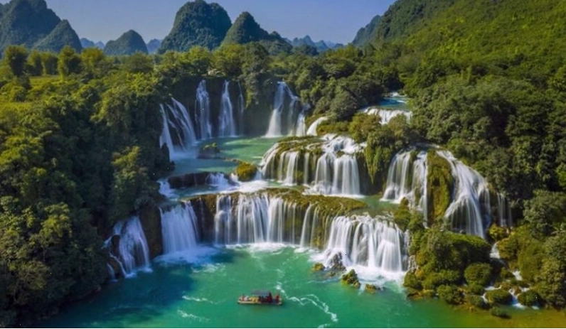 Ruộng bậc thang hùng vĩ tại Hà Giang vào mùa lúa chín