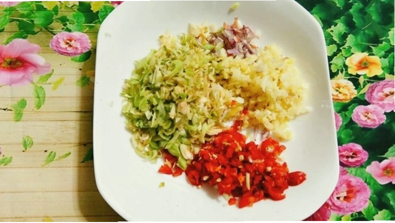 Sơ chế các loại rau thơm ăn kèm cùng giò heo nấu giả cầy