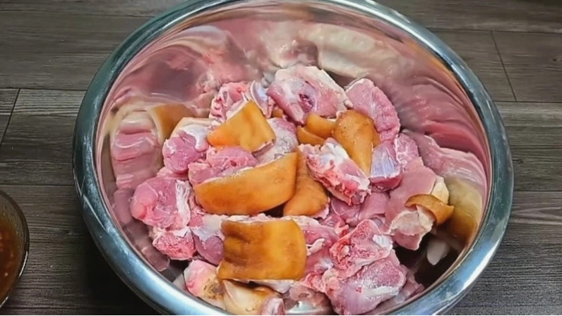 Sơ chế giò heo sạch sẽ trước khi nấu giả cầy