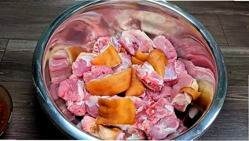 Sơ chế giò heo sạch sẽ trước khi nấu món giả cầy