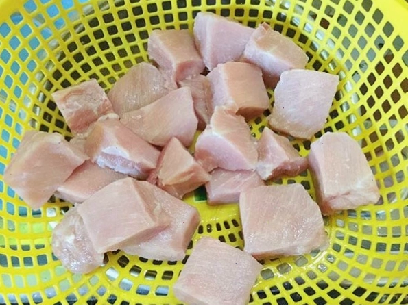 Sơ chế và chuẩn bị thịt heo để làm chà bông