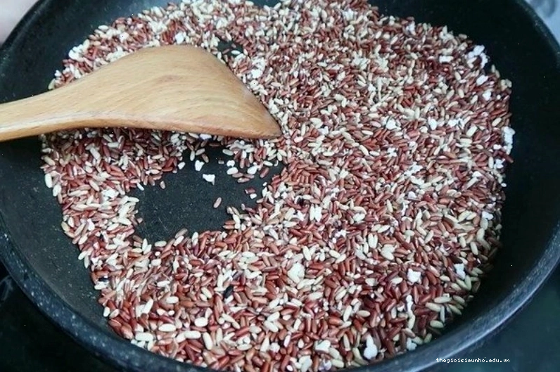Sữa gạo lứt sau khi hoàn thành có màu nâu nhạt đẹp mắt