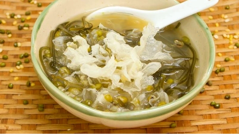 Súp gà nấm tuyết ấm nóng bổ dưỡng
