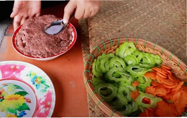 Tẩm ướp thịt chim bồ câu với các loại gia vị
